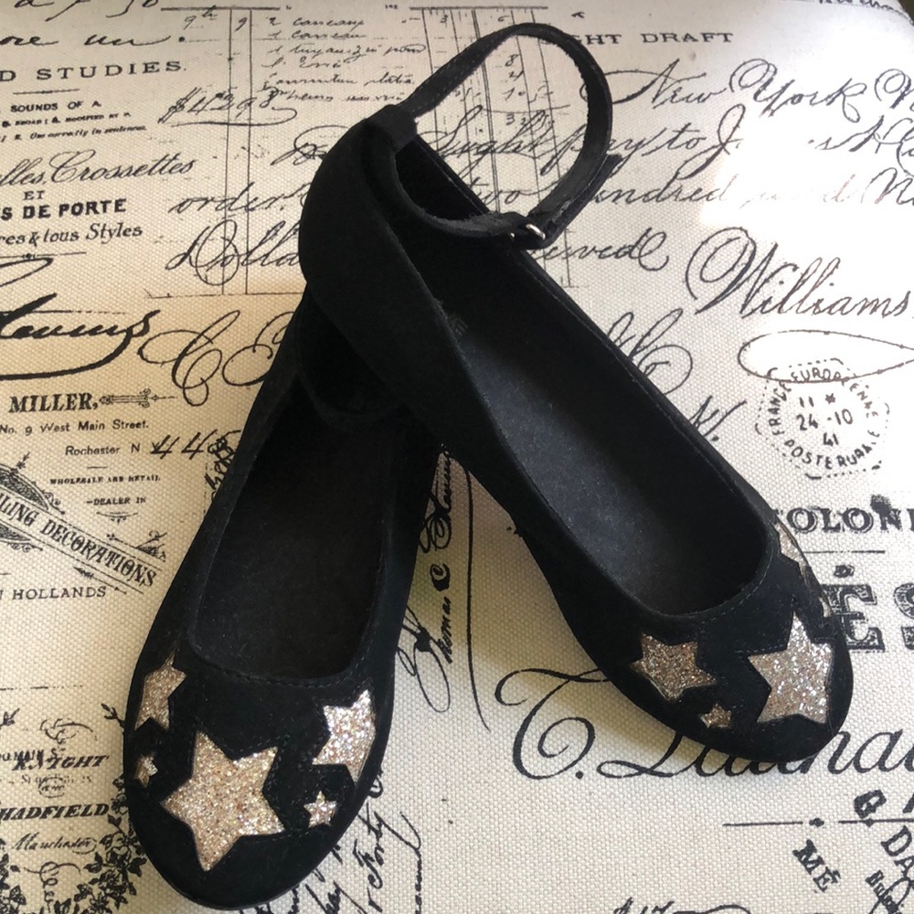 Ankle strap flat shoes for a girl, size 5 1/2